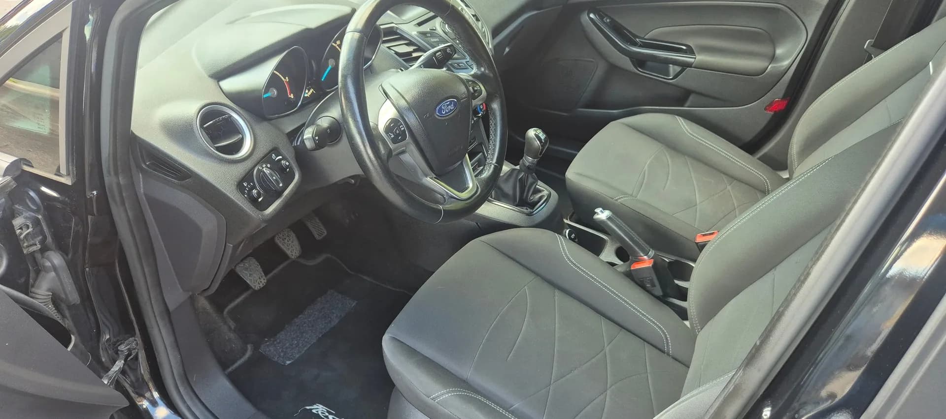 Ford Fiesta, černá metalíza – fotografie 10