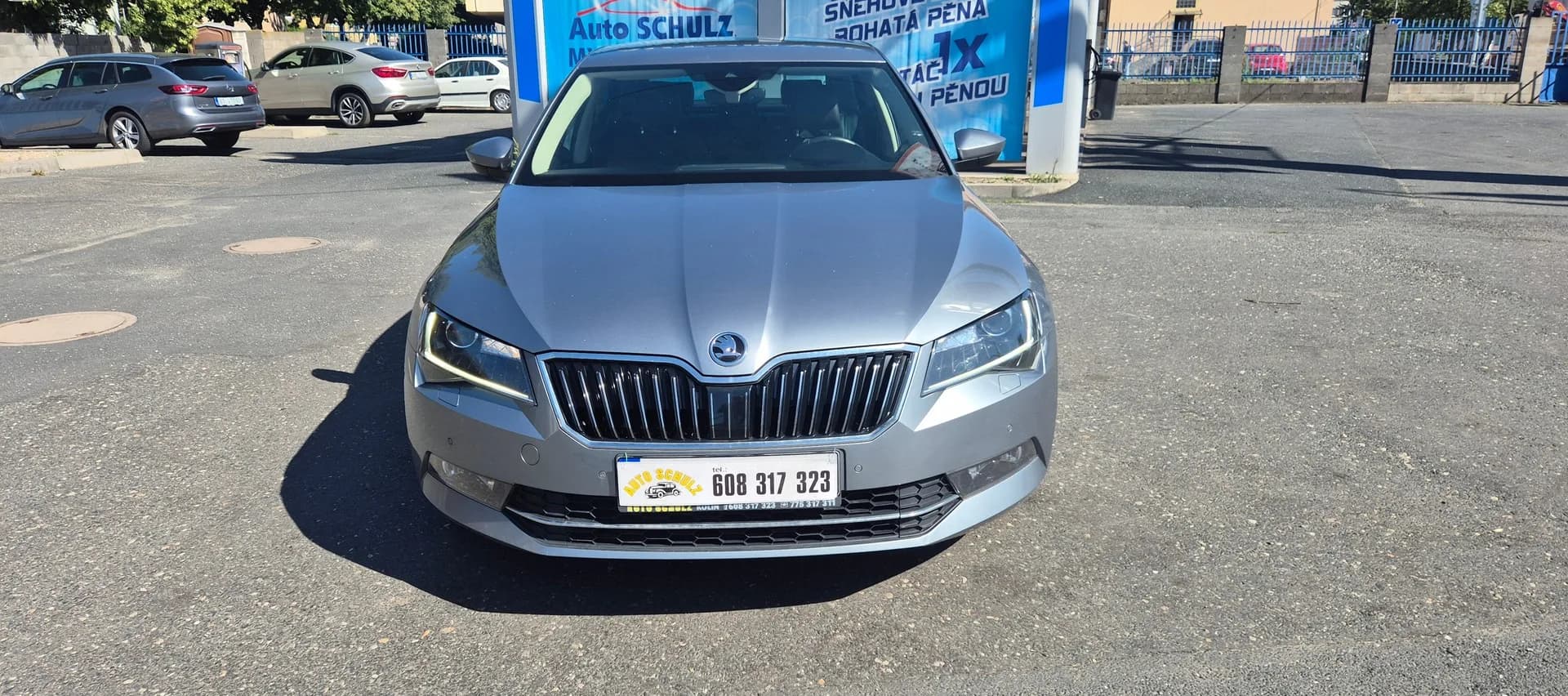 Škoda Superb, šedá metalíza – fotografie 2
