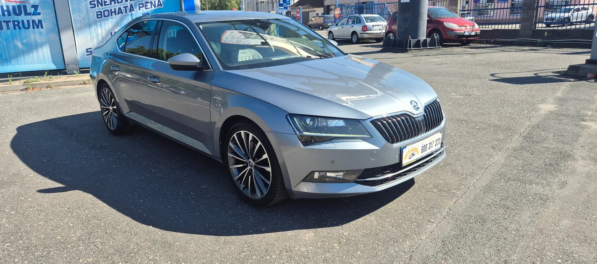 Škoda Superb, šedá metalíza – fotografie 3