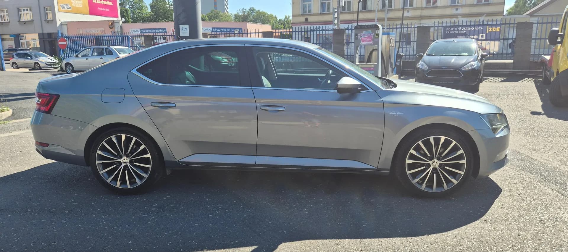 Škoda Superb, šedá metalíza – fotografie 4
