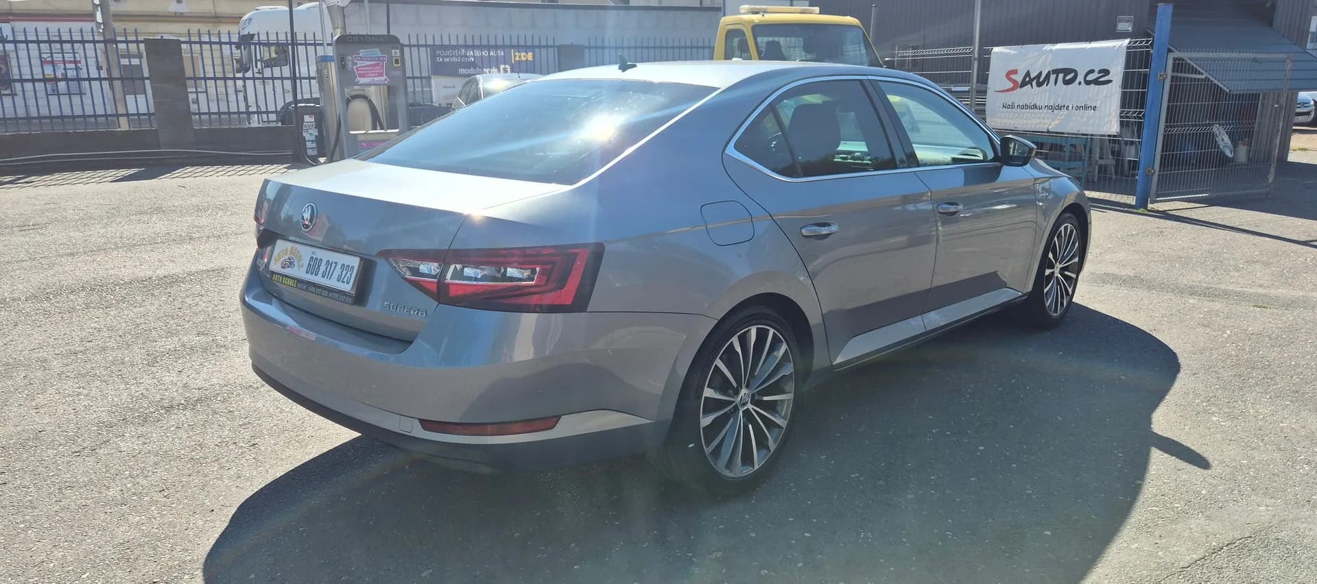 Škoda Superb, šedá metalíza – fotografie 5