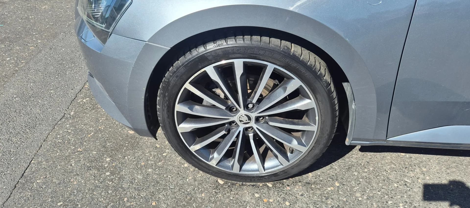 Škoda Superb, šedá metalíza – fotografie 9