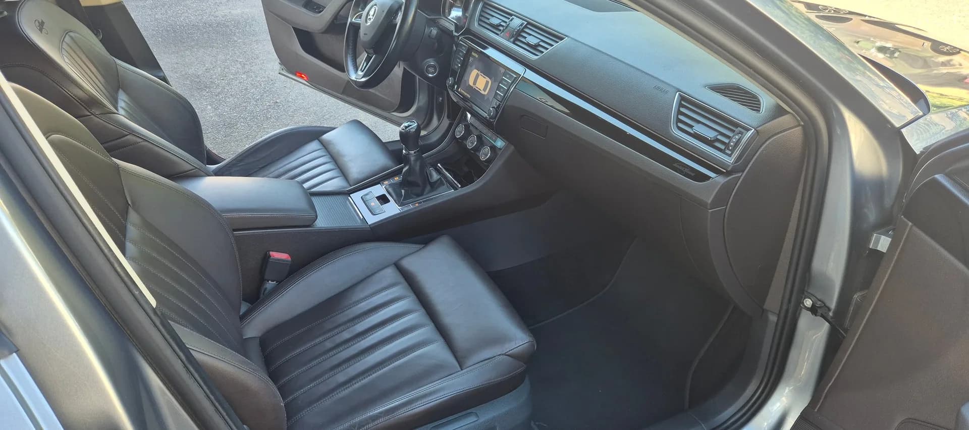 Škoda Superb, šedá metalíza – fotografie 12