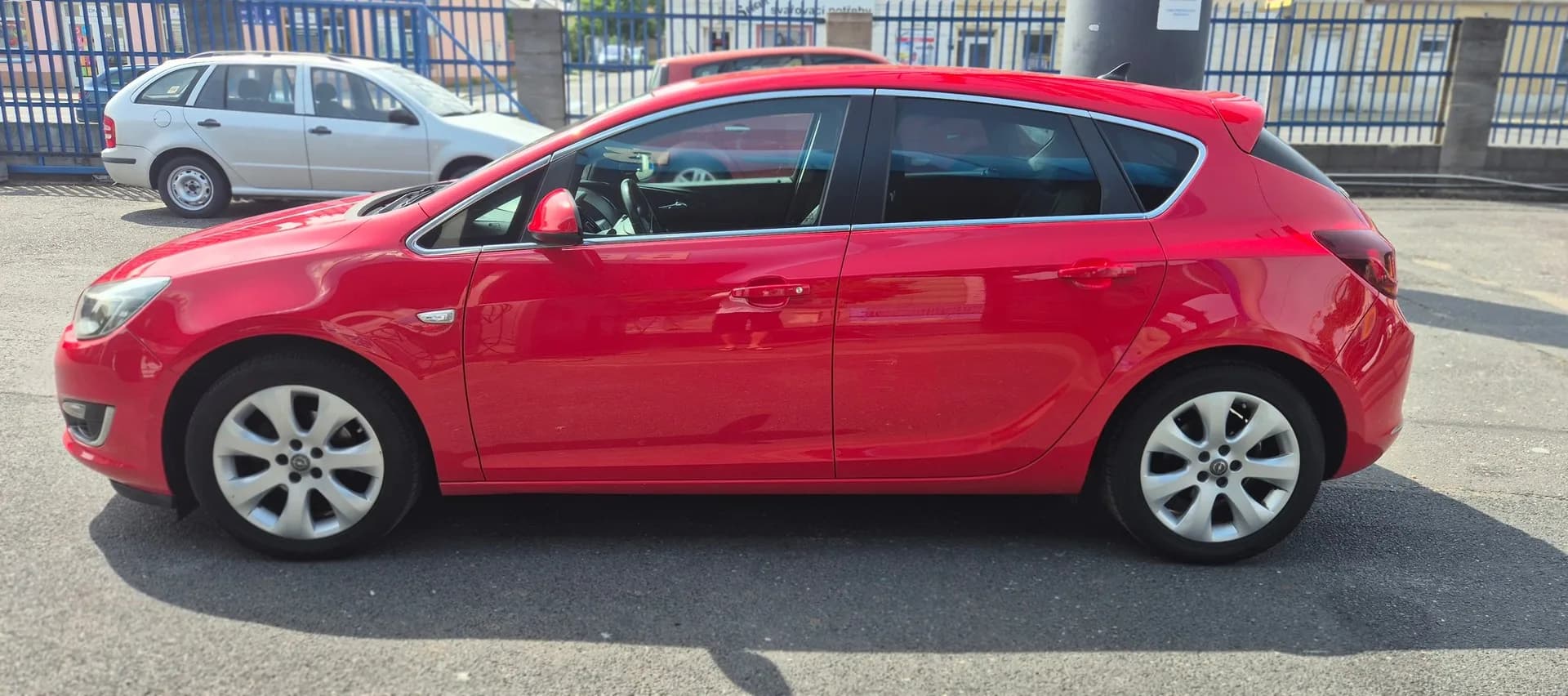 Opel Astra, červená – fotografie 4