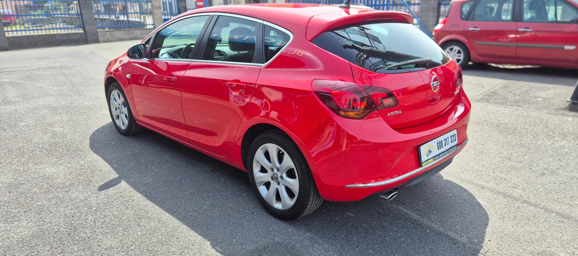 Opel Astra, červená – fotografie 5