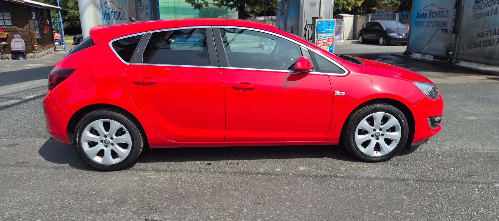 Opel Astra, červená – fotografie 8