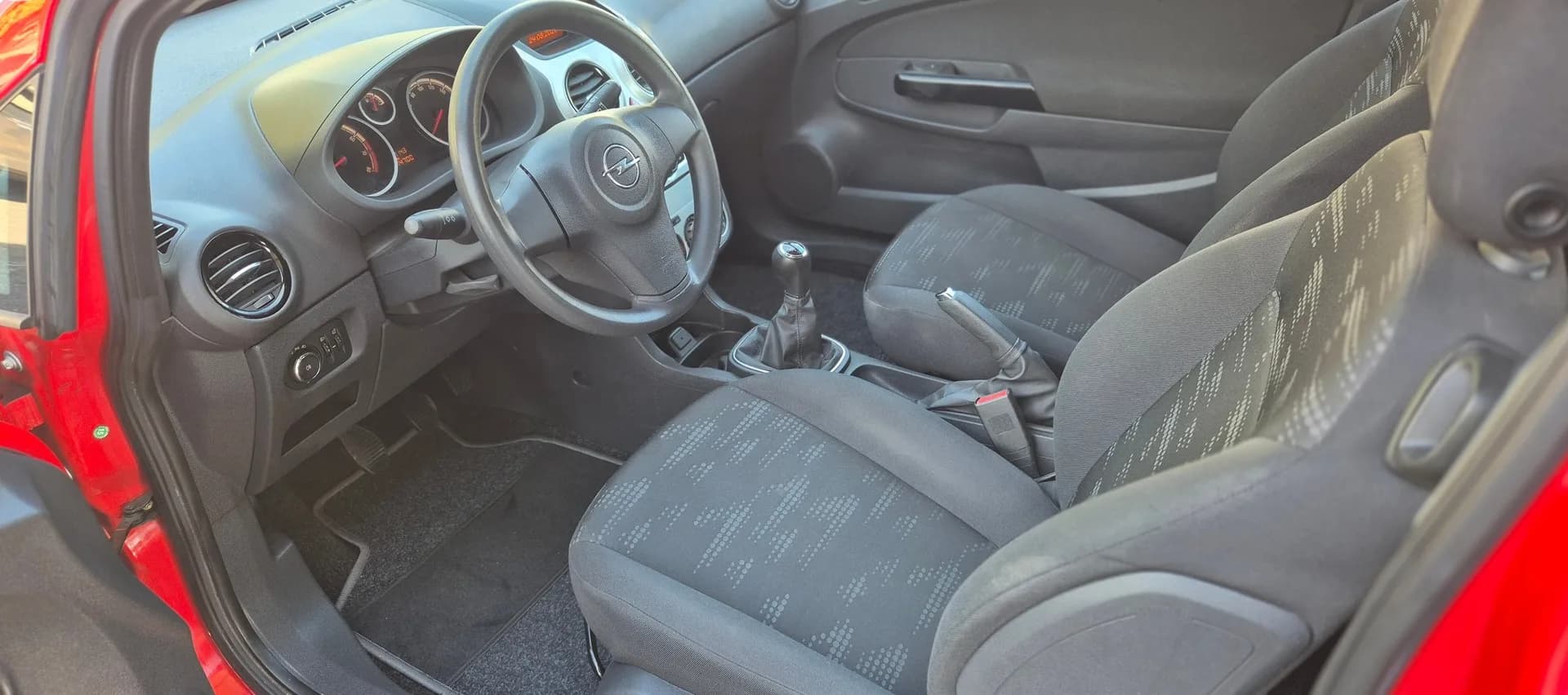 Opel Corsa, červená – fotografie 10