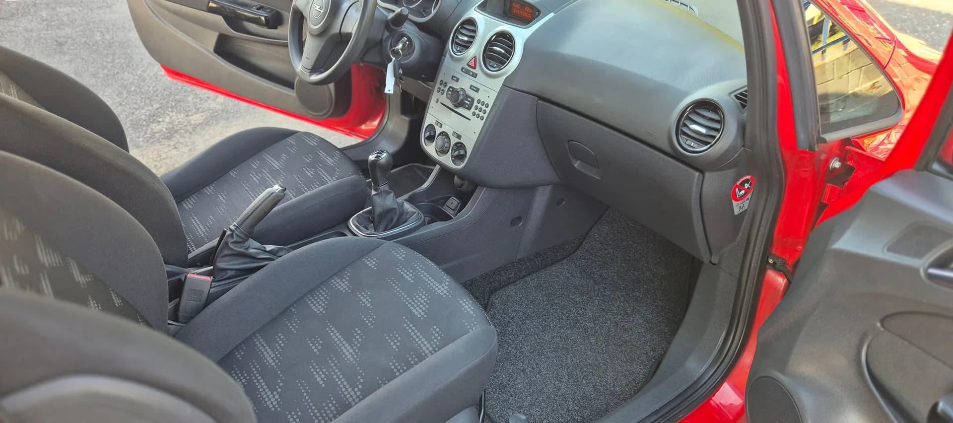 Opel Corsa, červená – fotografie 12