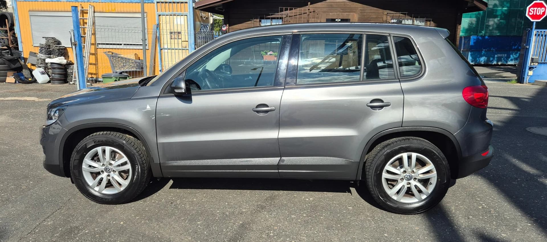 Volkswagen Tiguan, šedá metalíza – fotografie 4