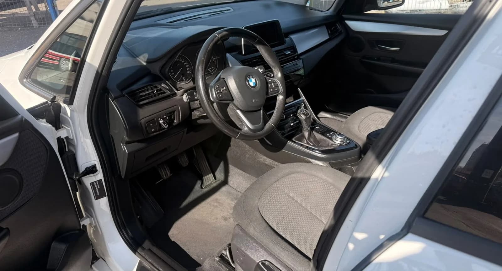 BMW Řada 2, bílá pastelová – fotografie 9