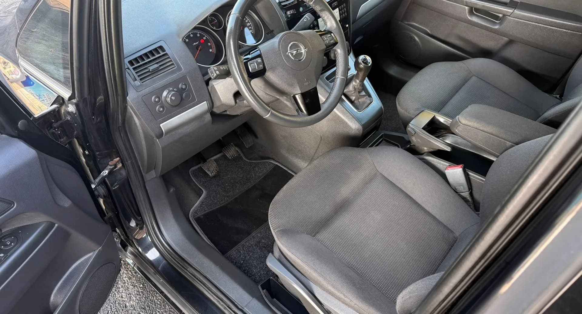 Opel Zafira, černá metalíza – fotografie 8