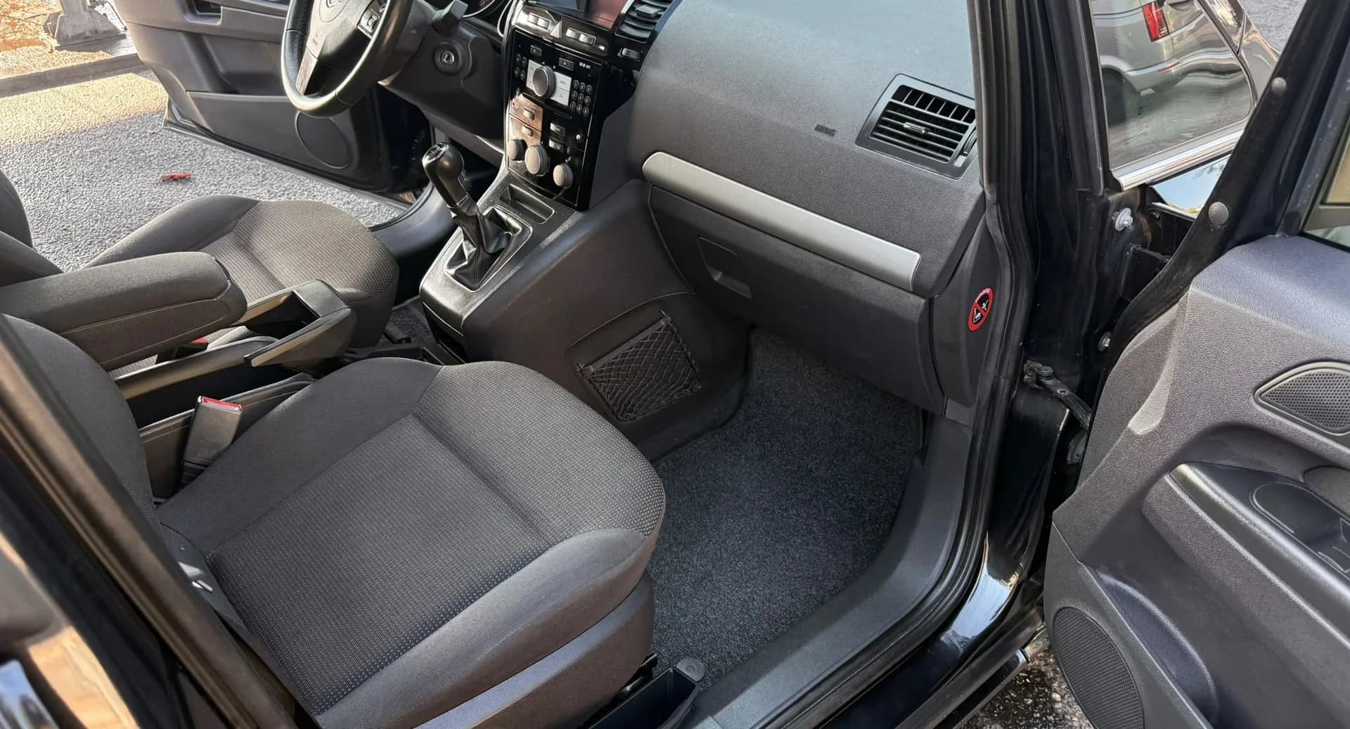 Opel Zafira, černá metalíza – fotografie 11