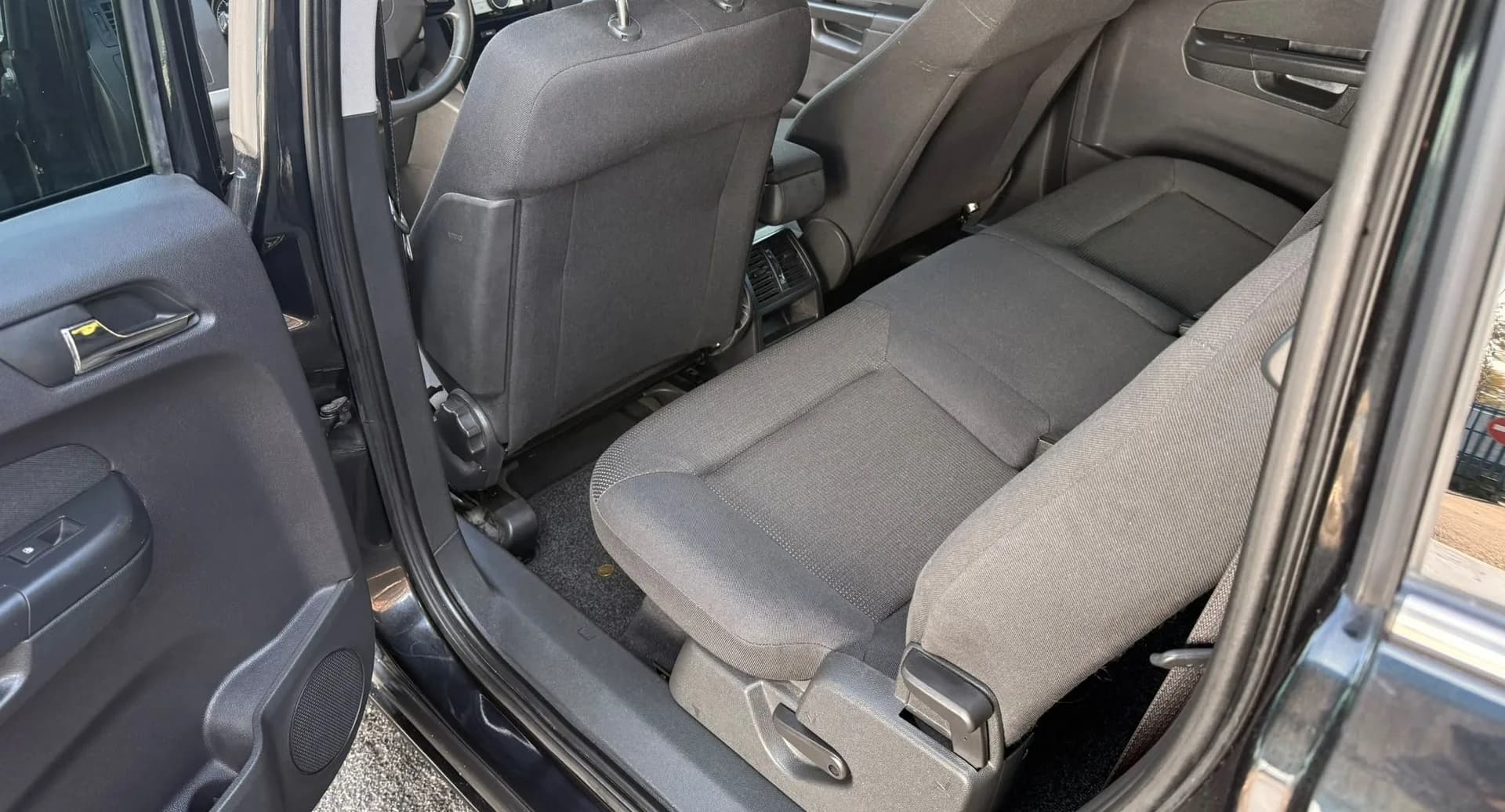 Opel Zafira, černá metalíza – fotografie 12