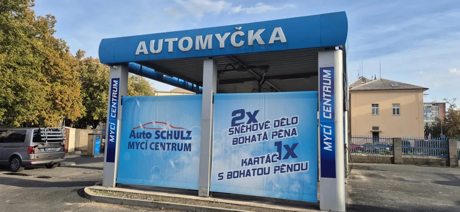 Bezkontaktní automyčka Auto Schulz – Mycí centrum v Kolíně, dva mycí boxy pod modrou střechou