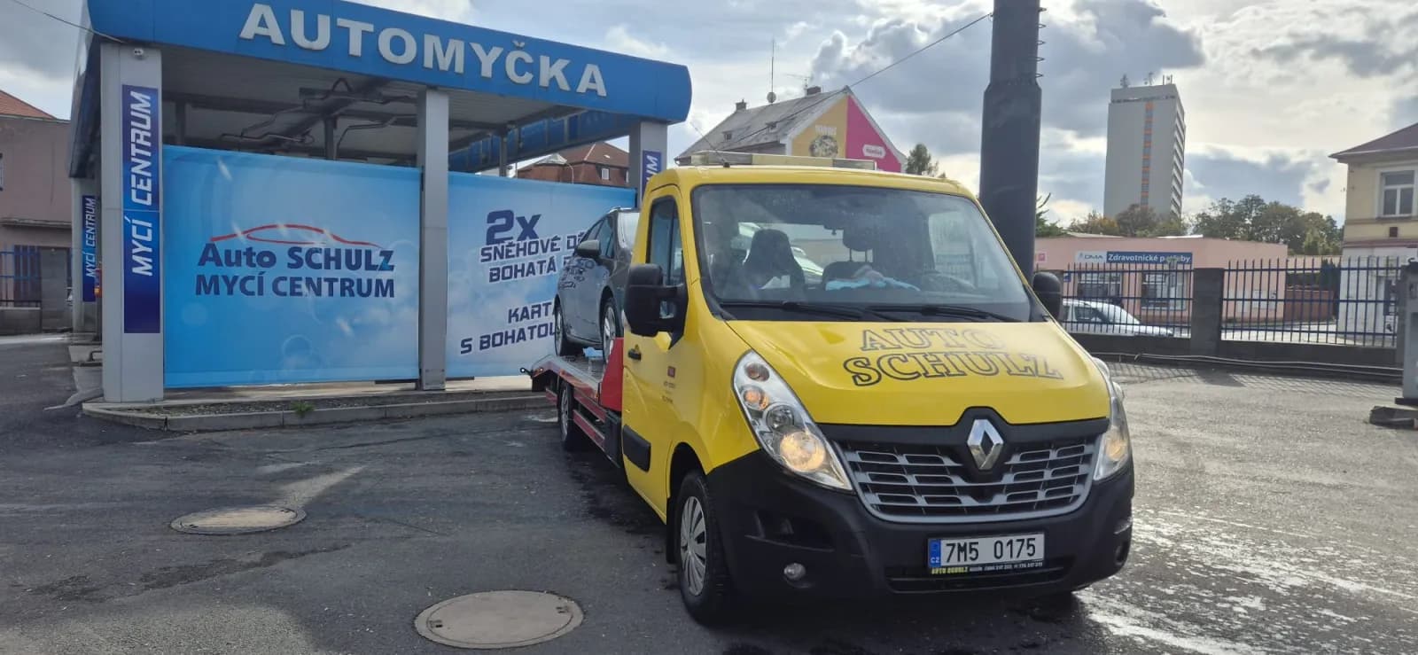 Odtahový vůz Auto Schulz před mycím centrem v Kolíně